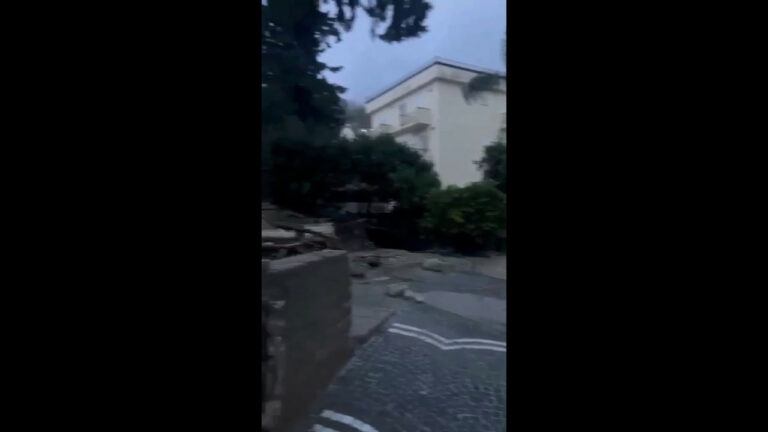 Ischia, acqua e fango invadono strade e case (VIDEO)