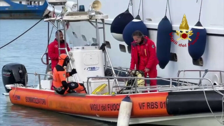 Ischia, i sommozzatori impegnati nelle ricerche dei dispersi (VIDEO)
