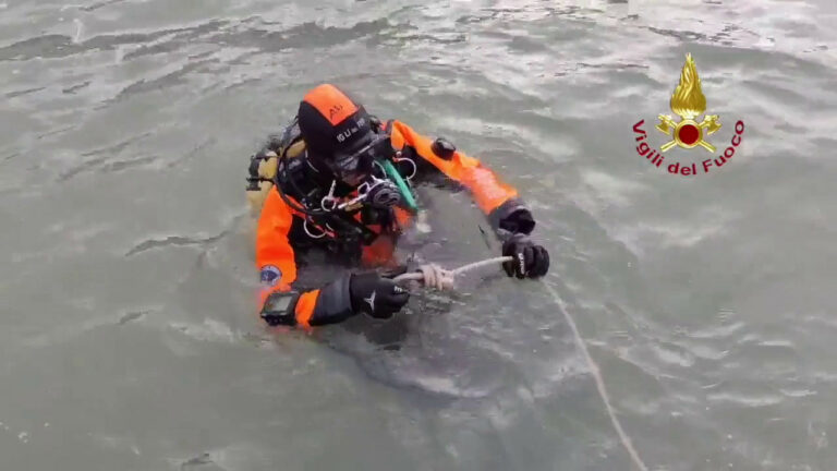 Ischia, le immersioni dei VF per i dispersi (VIDEO)