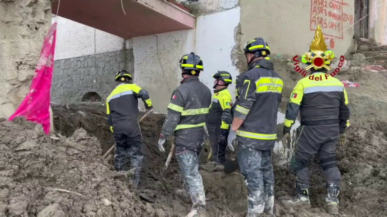 Ischia, non si fermano le operazioni di ricerca dei dispersi (VIDEO) Ischia, non si fermano le operazioni di ricerca dei dispersi (VIDEO)