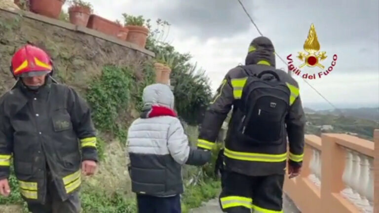 Ischia, una famiglia bloccata dal fango (VIDEO)