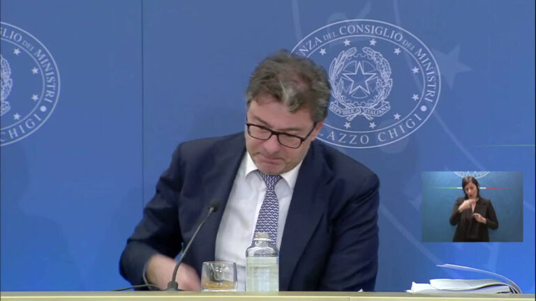 Manovra, la dedica di Giorgetti a Maroni (VIDEO) Manovra, la dedica di Giorgetti a Maroni (VIDEO)