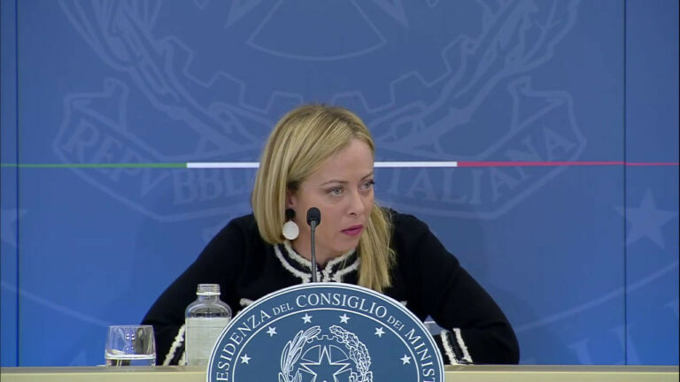 Migranti, Meloni: “Dal governo francese reazione aggressiva” (VIDEO)