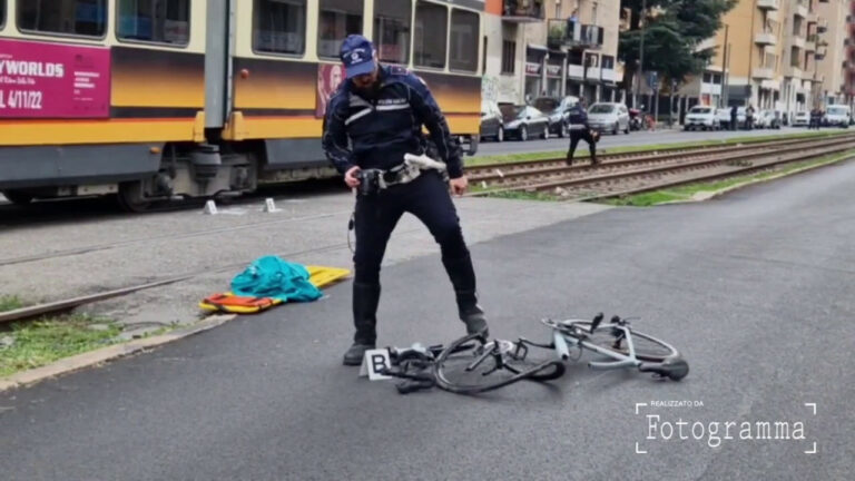Milano, tram lo investe mentre attraversa binari. Muore 14enne (VIDEO) Milano, tram lo investe mentre attraversa binari. Muore 14enne (VIDEO)
