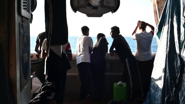 Nave con 572 migranti chiede porto sicuro per lo sbarco (VIDEO)
