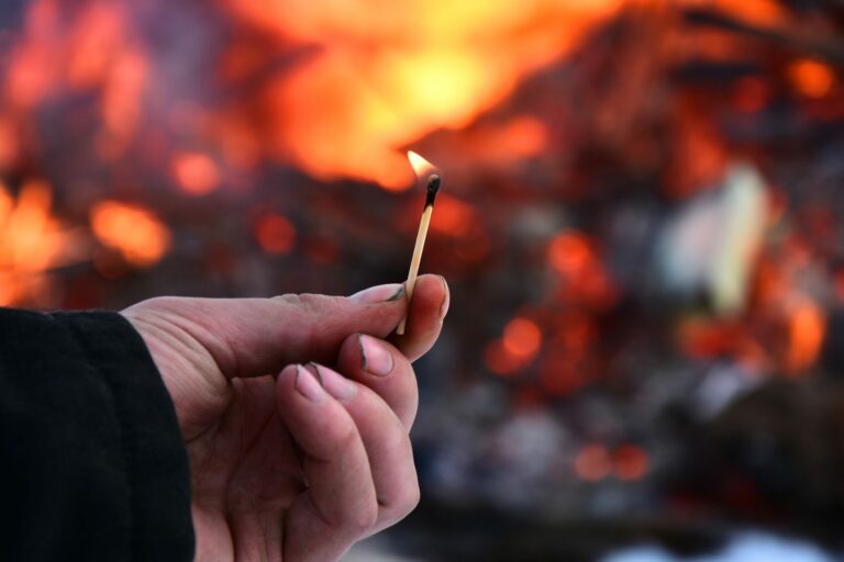 Carabinieri di Taormina denunciano 2 persone per incendio boschivo