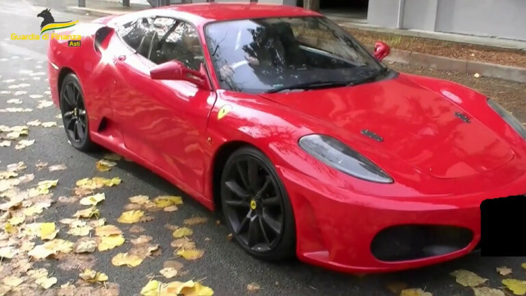 Sequestrata falsa Ferrari F430 di costruzione artigianale (VIDEO)