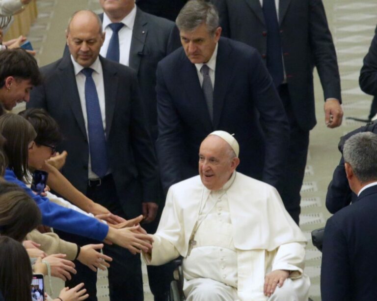 Papa Francesco: “Sulla guerra vinca la pace”