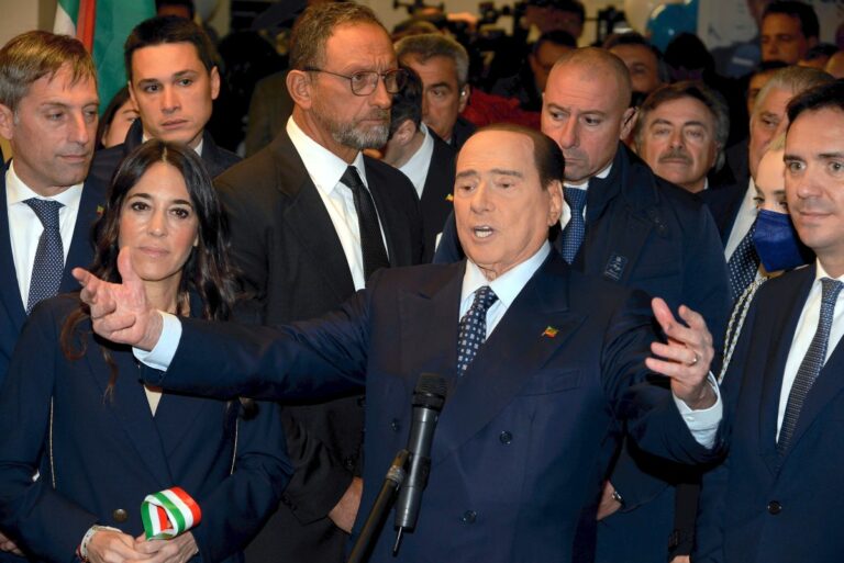 Governo, Berlusconi: “Base stabile, spero possa migliorare il Paese”