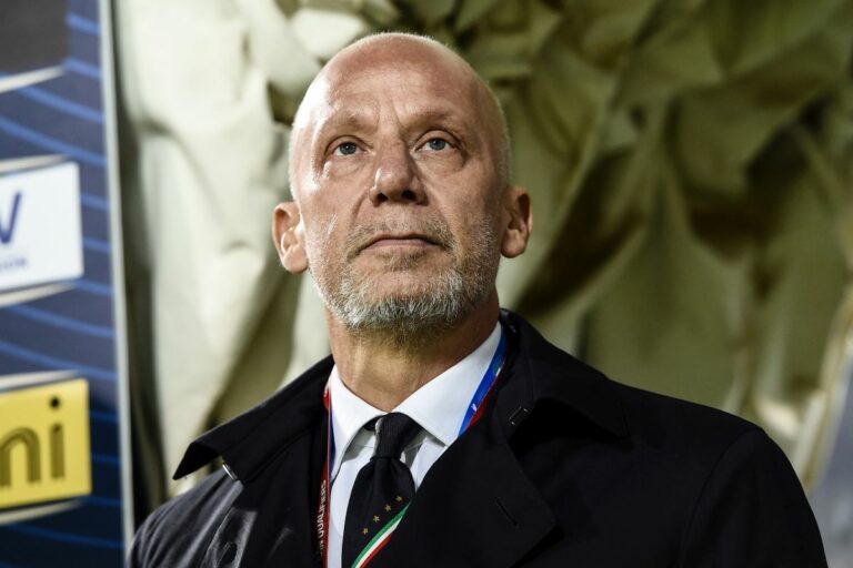 Vialli lotta per la vita: “Sospendo i miei impegni, fase delicata della malattia” Vialli lotta per la vita: “Sospendo i miei impegni, fase delicata della malattia”