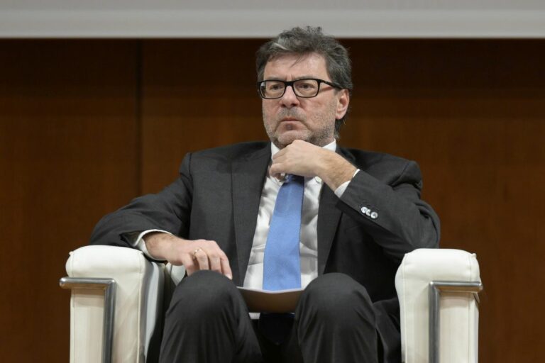 Pensioni, Giorgetti: “La vera riforma è incentivare la natalità”