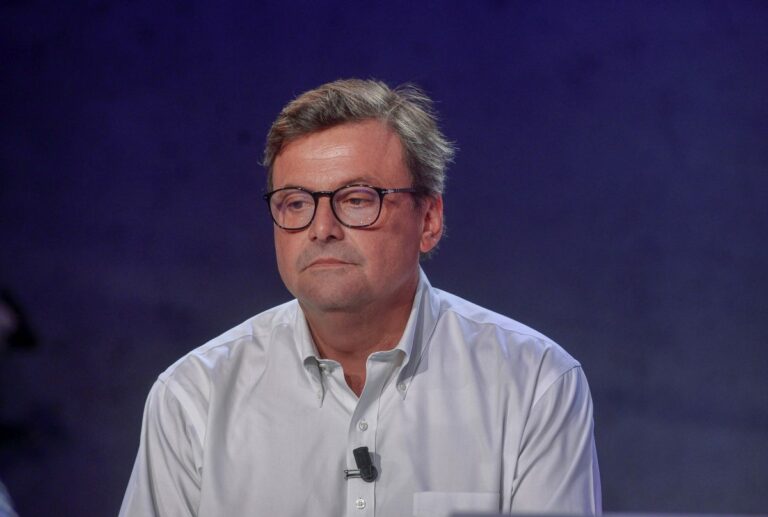 Calenda: “Manovra inguardabile, così il Governo va a sbattere”