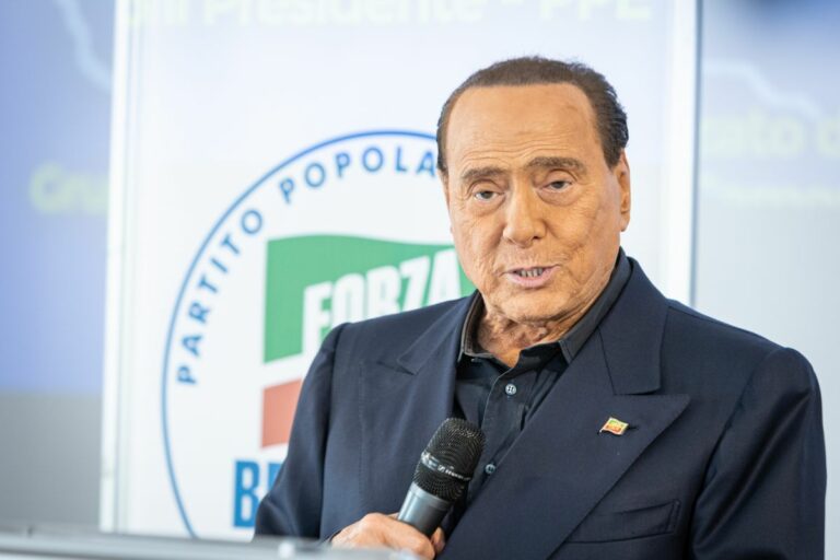 Dramma Berlusconi: “Leucemia, è grave”