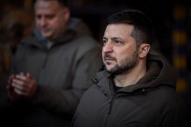 Zelensky negli Usa: “Nel 2023 restituiremo la bandiera al popolo ucraino”