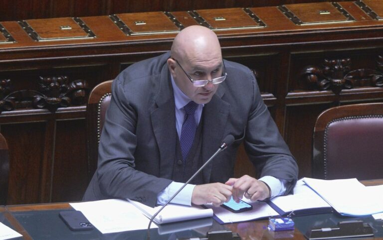 Crosetto: “Mandare via i burocrati del no o l’Italia non riparte” Crosetto: “Mandare via i burocrati del no o l’Italia non riparte”
