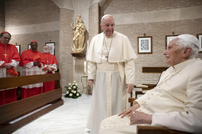 Papa Francesco chiede preghiere per Benedetto XVI: “E’ molto malato”