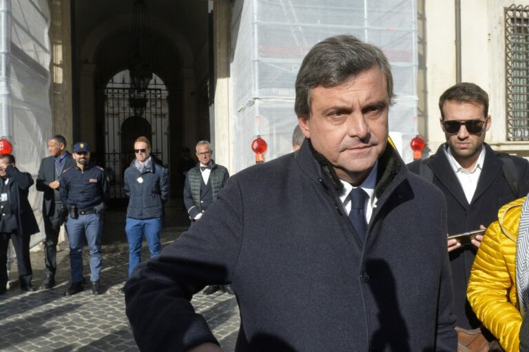Calenda: “Manovra grigia e inutile, piena di mancette”