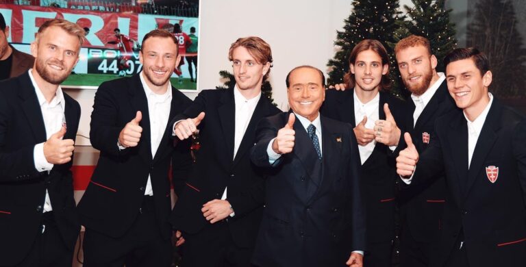 Berlusconi alla cena del Monza. “Vi porto un pullman di tr**e se battete Juve e Milan” Berlusconi alla cena del Monza. “Vi porto un pullman di tr**e se battete Juve e Milan”