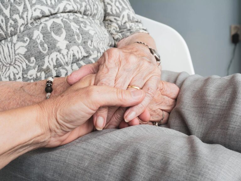 Disabili, 2 milioni per i caregiver familiari