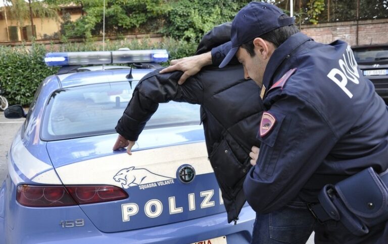 Rapinatore assaltava farmacie e supermercati con le forbici: arrestato