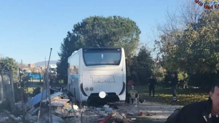 Autista colto da malore, bus con 41 bambini va fuori strada: 3 feriti