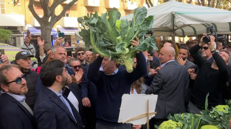 Conte a Palermo alza al cielo un cavolfiore: “E’ la nostra Coppa del Mondo” (VIDEO)