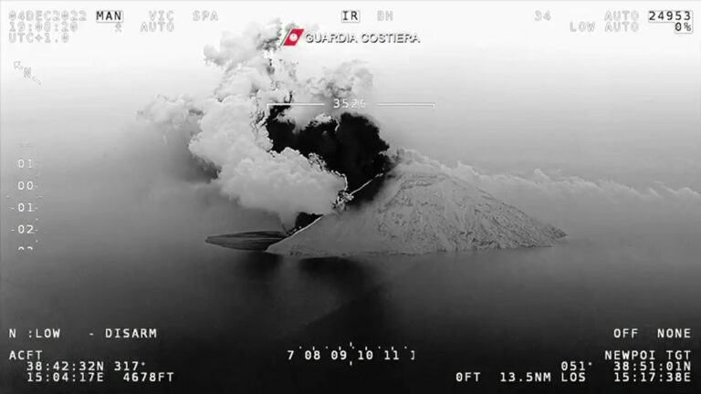 Eruzione Stromboli, l’aereo della Guardia costiera sorvola il vulcano (VIDEO)