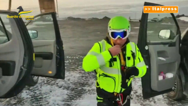 Etna, ritrovata donna dispersa sopra rifugio Sapienza (VIDEO) Etna, ritrovata donna dispersa sopra rifugio Sapienza (VIDEO)