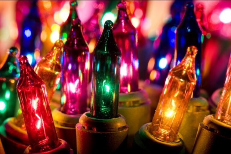 Anziano muore in casa, nudo e avvolto dalle luci di Natale