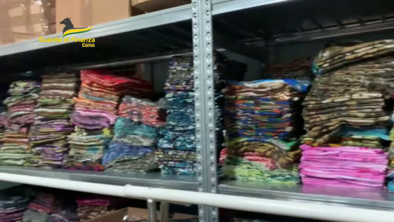 Maxi sequestro di capi d’abbigliamento contraffatti (VIDEO)