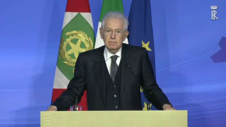 Monti: “Mi sento sempre vicino alla Commissione UE” (VIDEO) Monti: “Mi sento sempre vicino alla Commissione UE” (VIDEO)