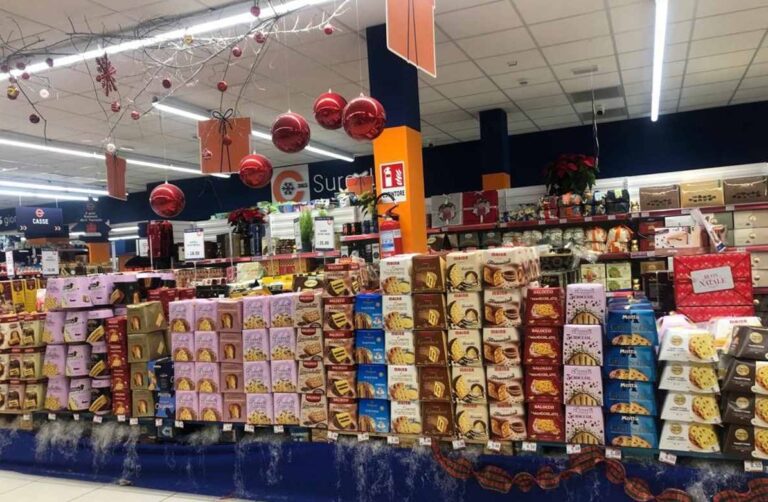 Compra 5 panettoni in offerta, cassiera la insulta: “A casa sua siete morti di fame?” Compra 5 panettoni in offerta, cassiera la insulta: “A casa sua siete morti di fame?”