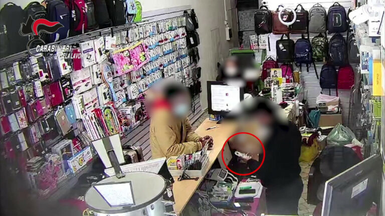 Riciclava Reddito di Cittadinanza in Internet point: arrestato (VIDEO)