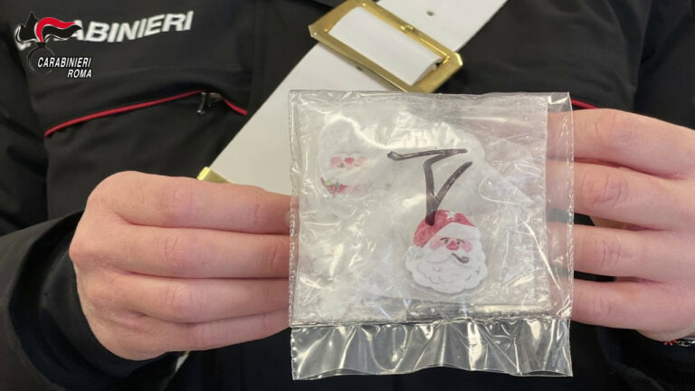 Sequestrata droga con effigie Babbo Natale, 4 arresti (VIDEO)