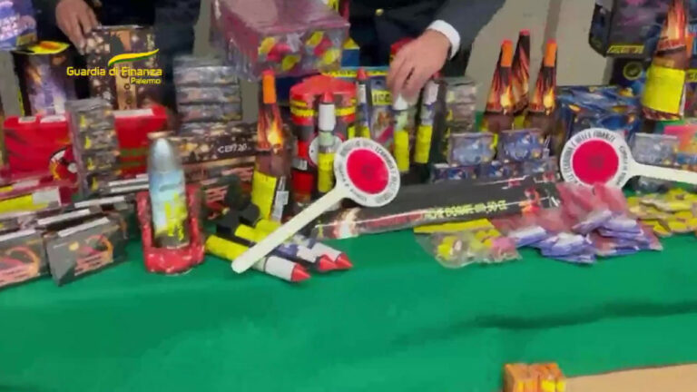 Sicilia, sequestrate 4 tonnellate di botti illegali, 9 denunce (VIDEO) Sicilia, sequestrate 4 tonnellate di botti illegali, 9 denunce (VIDEO)