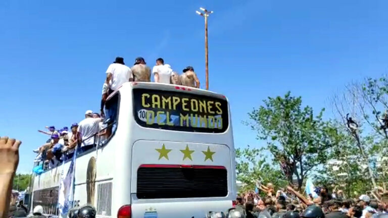 Tifosi argentini in delirio per il bus della Seleccion (VIDEO)