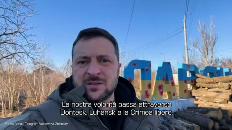 Zelensky visita Donbass: “Celebreremo le Forze Armate in terra libera” (VIDEO)