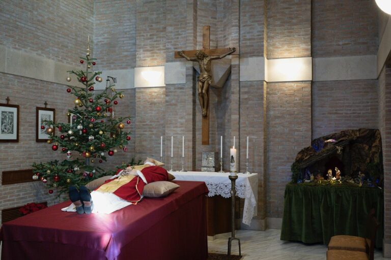 Benedetto XVI, la salma a San Pietro. Mattarella e Meloni rendono omaggio al feretro