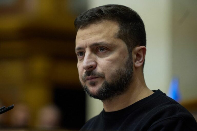 Zelenzky: “Tregua russa solo per preparare nuovi attacchi”