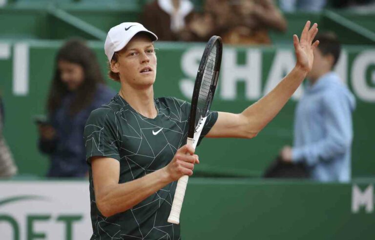 Australian Open, Sinner fatica ma va agli ottavi Australian Open, Sinner fatica ma va agli ottavi