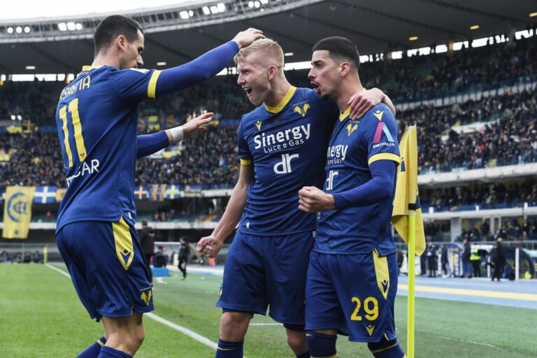 Il Verona si rilancia, battuto il Lecce 2-0 Il Verona si rilancia, battuto il Lecce 2-0