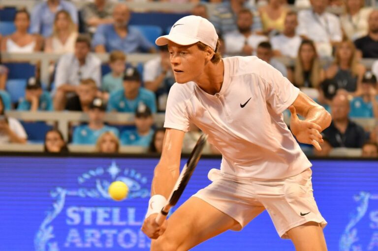 Sinner si ferma agli ottavi degli Australian Open, vince Tsitsipas Sinner si ferma agli ottavi degli Australian Open, vince Tsitsipas