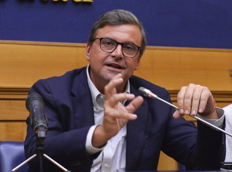 Autonomia, Calenda: “Il governo sta facendo un macello”