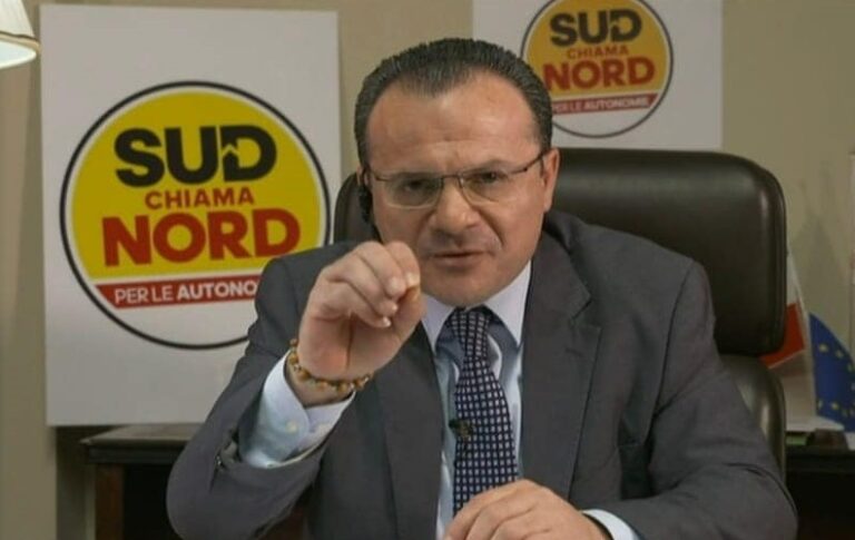 De Luca: “Sui migranti Musumeci abbia il pudore di tacere”