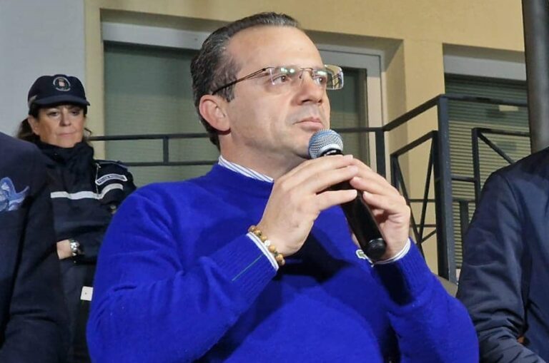 De Luca: “Stipendi differenziati Nord-Sud? Valditara si dimetta”
