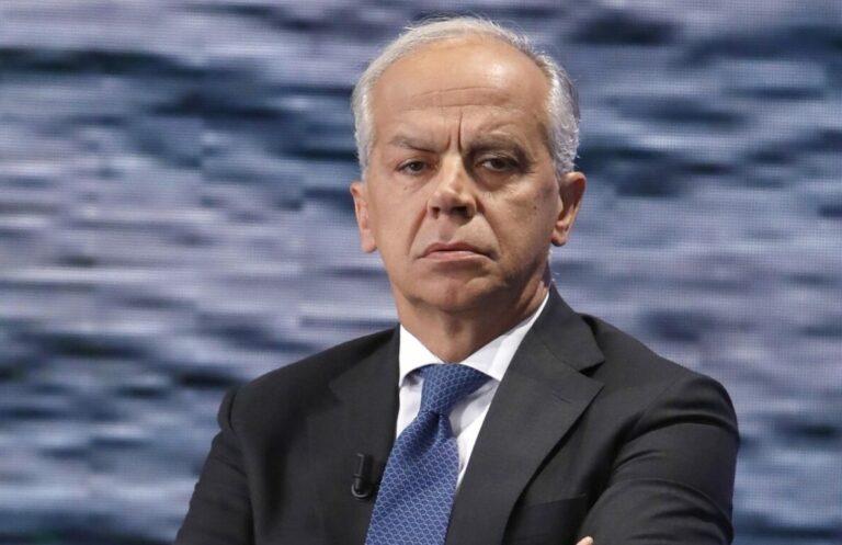 Migranti, Piantedosi: “Obiettivo decongestionare Sicilia e Calabria”