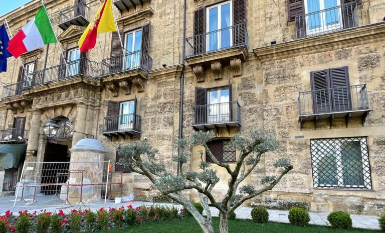 Tv da 7 mila euro, sfizi e sfarzi: le vergogne della Regione Siciliana Tv da 7 mila euro, sfizi e sfarzi: le vergogne della Regione Siciliana