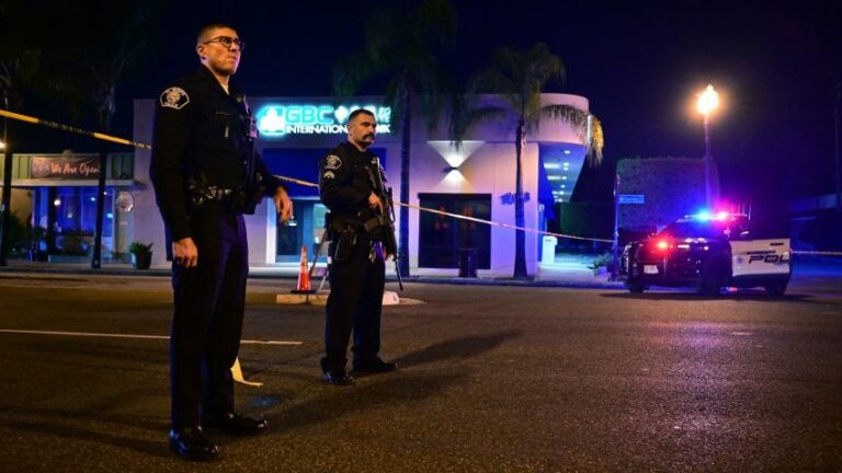 Sparatoria vicino a Los Angeles: 10 morti