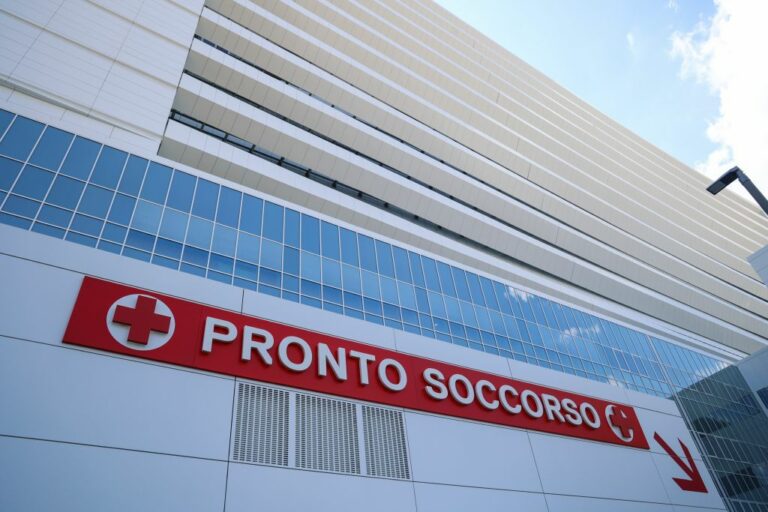 Malore in piscina, bambina di 7 anni in gravi condizioni
