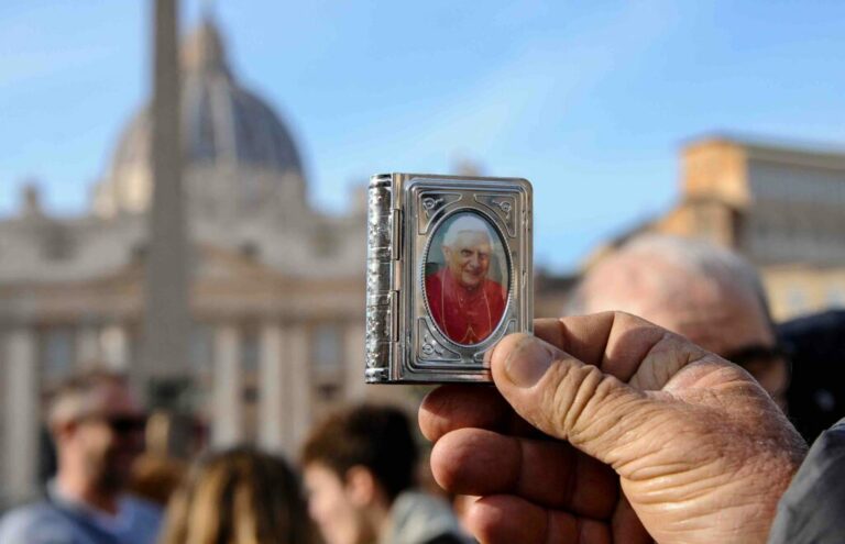 Truffa al funerale di Papa Ratzinger: finti biglietti ai fedeli